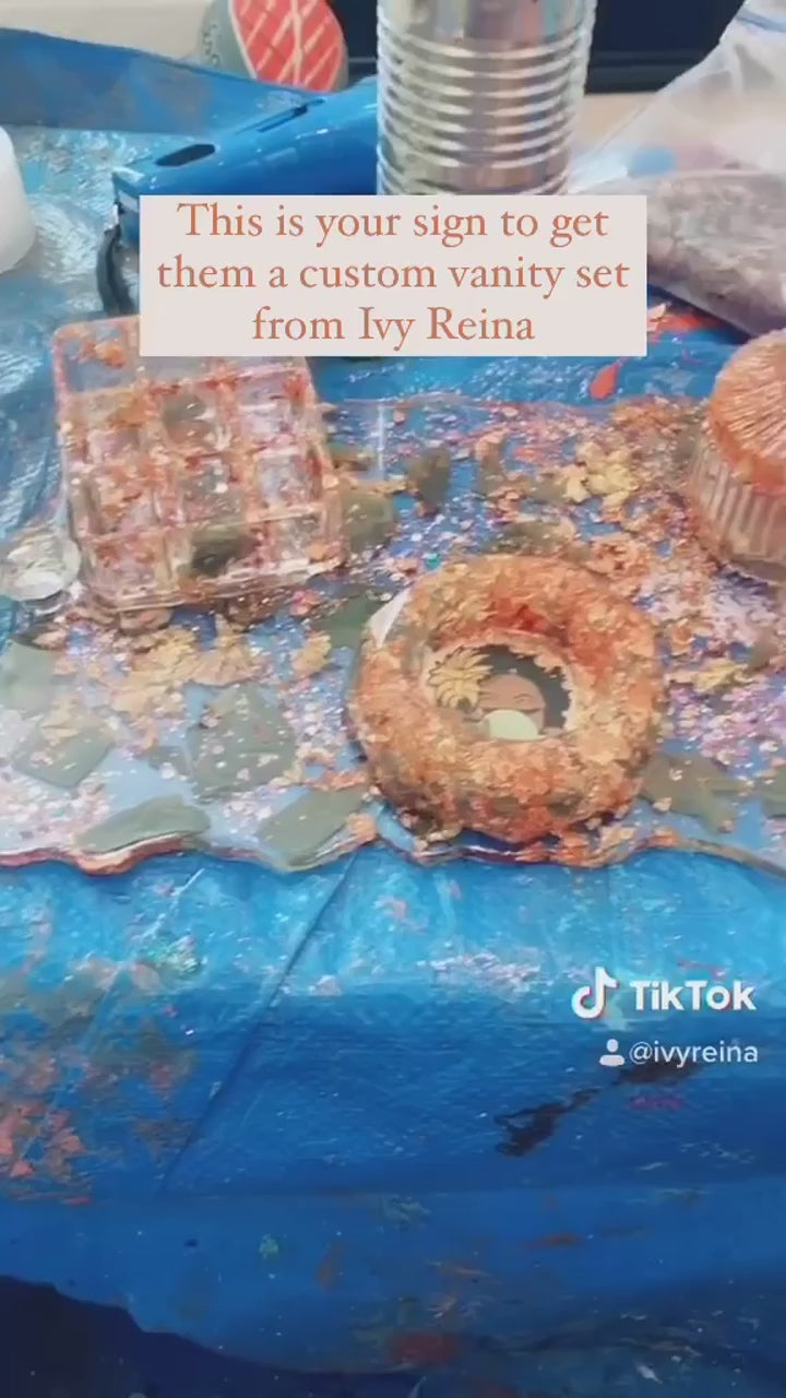 It’s that time of year to start ordering your custom gifts from Ivy Reina. 
.
.
.
.
.
#customizedgiftsets #craftforsale #customizedgiftsitems #customizegifts #resinobsessed #resinartdesign #jewelrydish #vanitydećor #vanitydecorideas #vanitydecoration #ivyreina