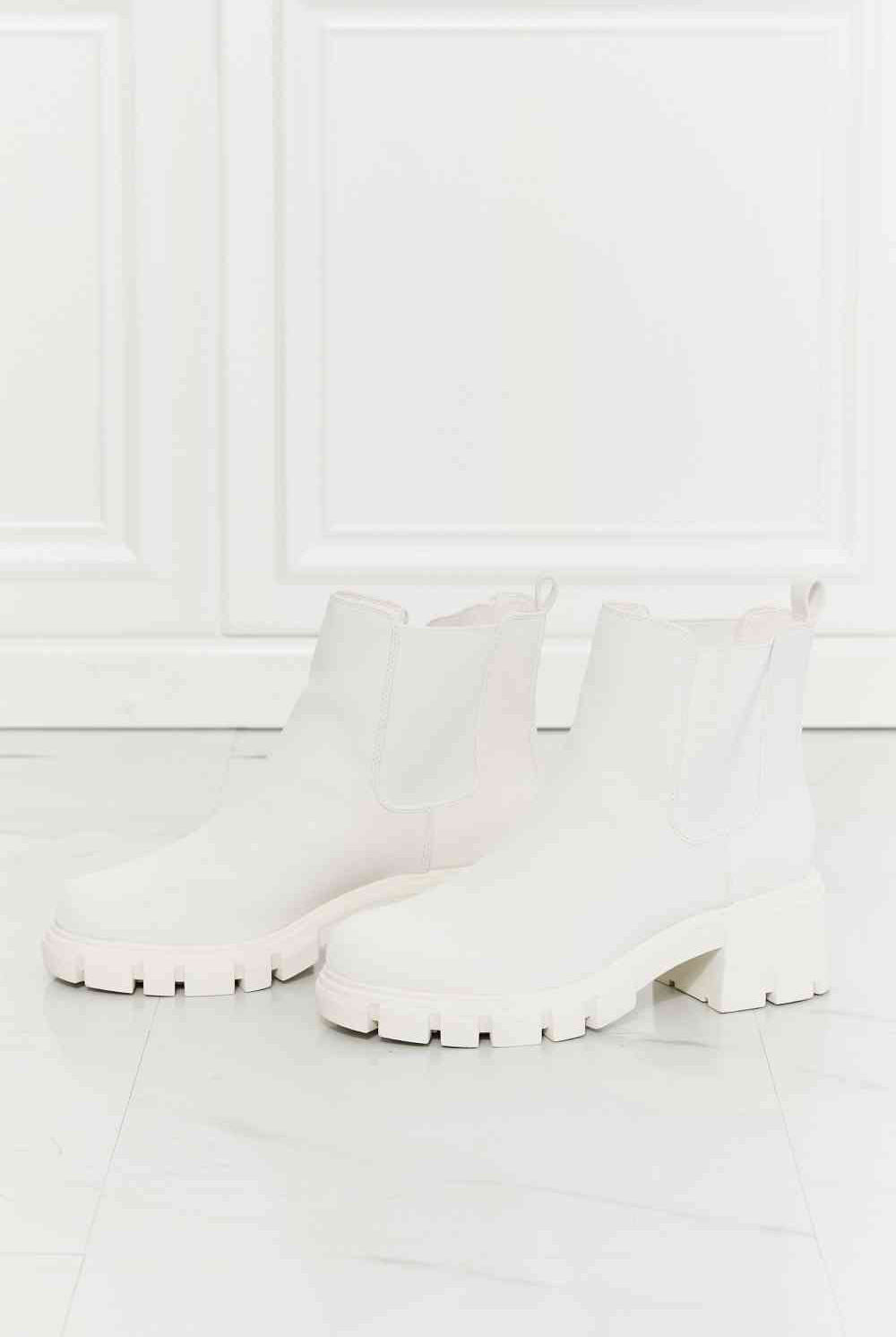 Beige MMShoes Work For It Matte Lug Sole Chelsea Boots in White Shoes