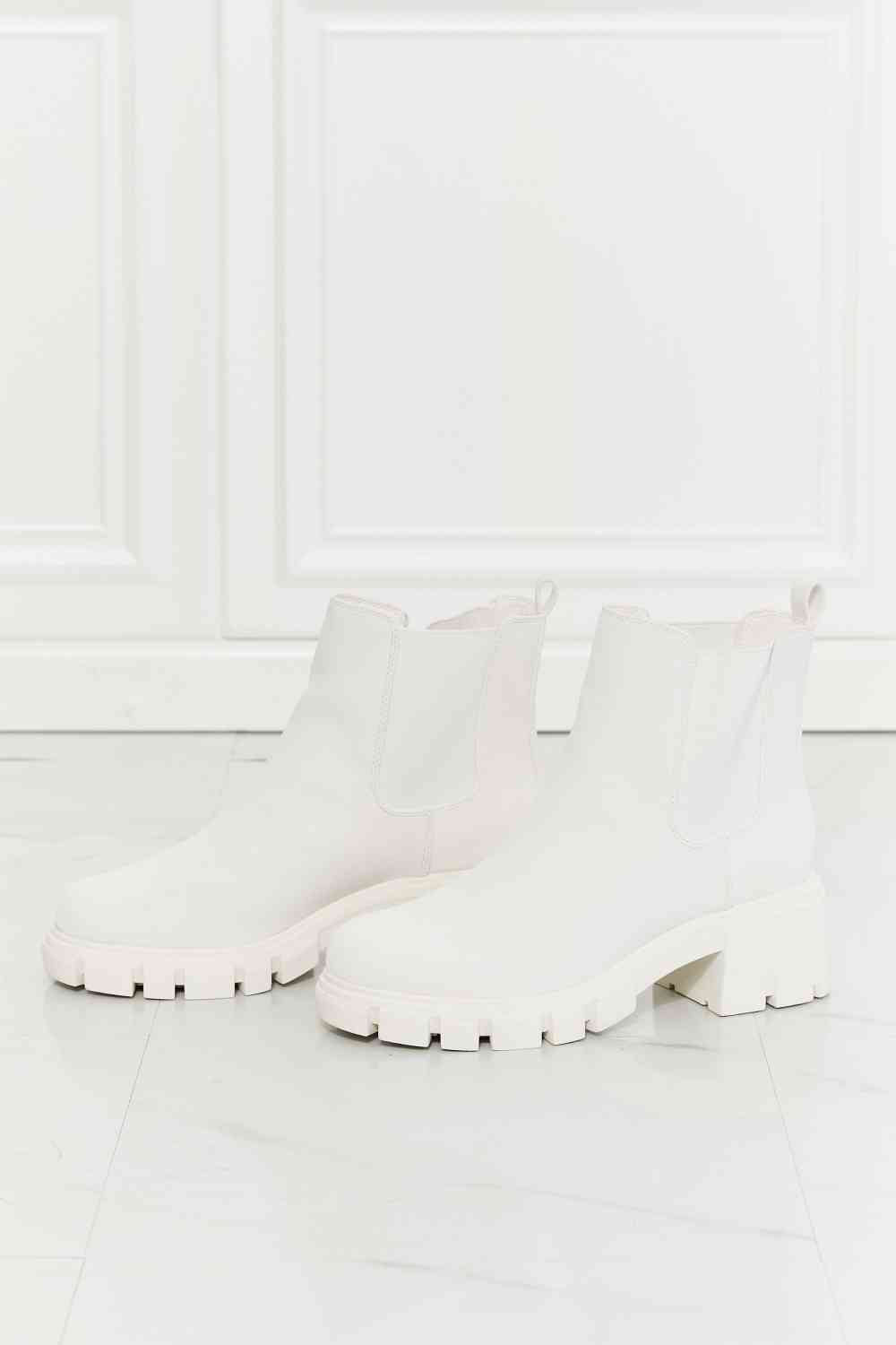 Beige MMShoes Work For It Matte Lug Sole Chelsea Boots in White Shoes