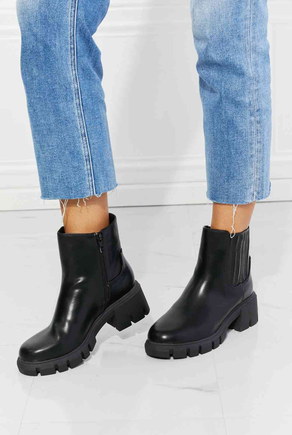 Dark Slate Gray MMShoes What It Takes Lug Sole Chelsea Boots in Black Shoes