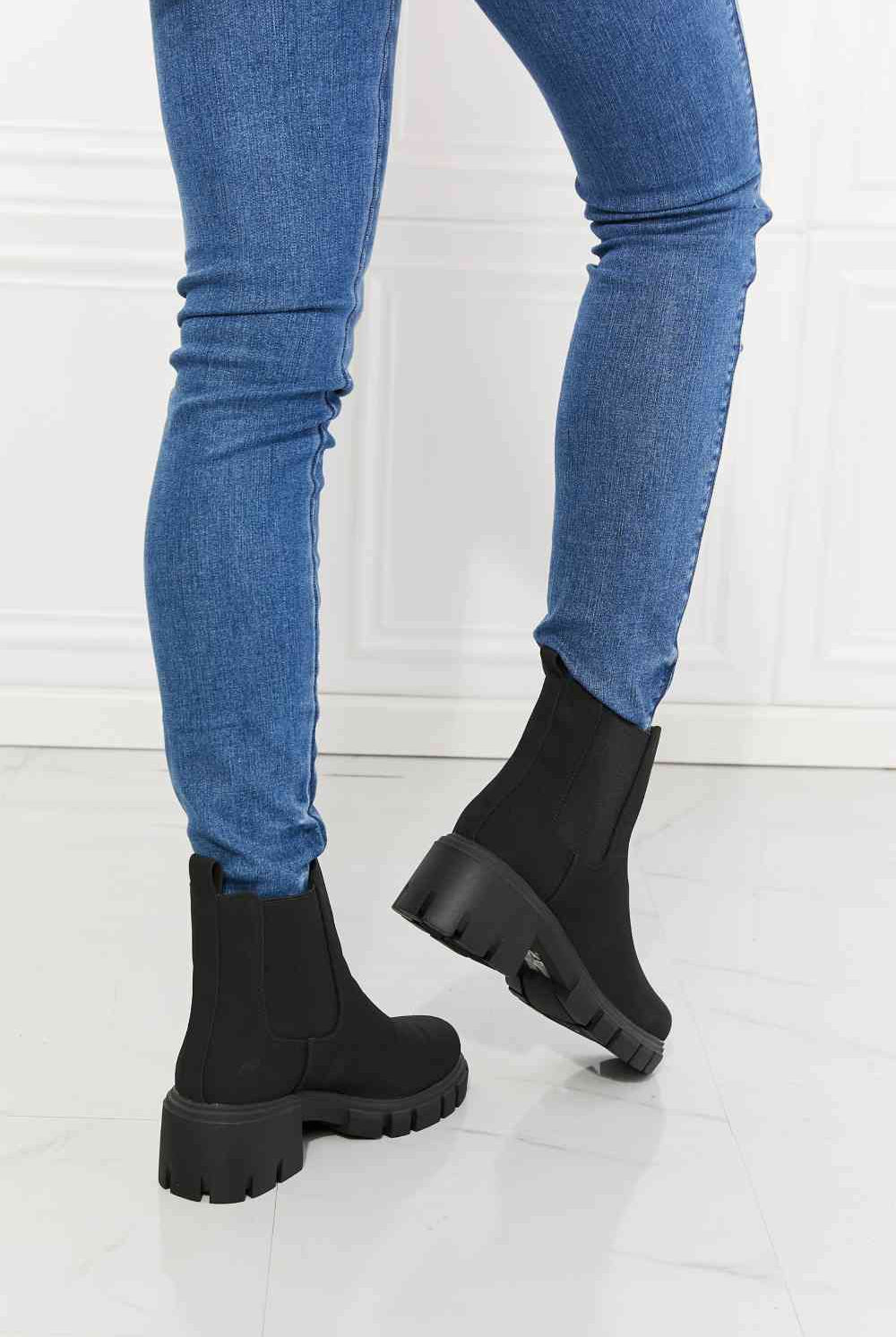 Light Gray MMShoes Work For It Matte Lug Sole Chelsea Boots in Black Shoes
