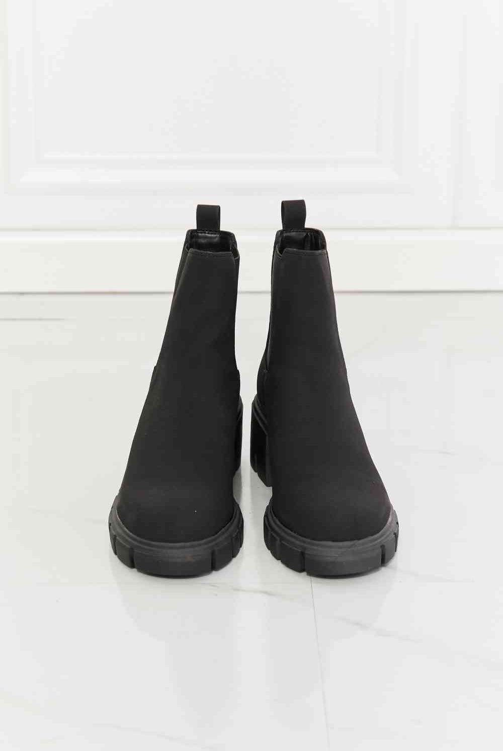 Lavender MMShoes Work For It Matte Lug Sole Chelsea Boots in Black Shoes